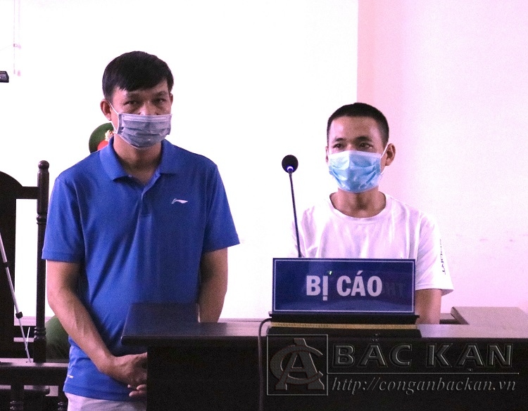 Bị cáo Phạm Thế Lương (áo trắng) và Ngọc Hải Huy tại phiên tòa