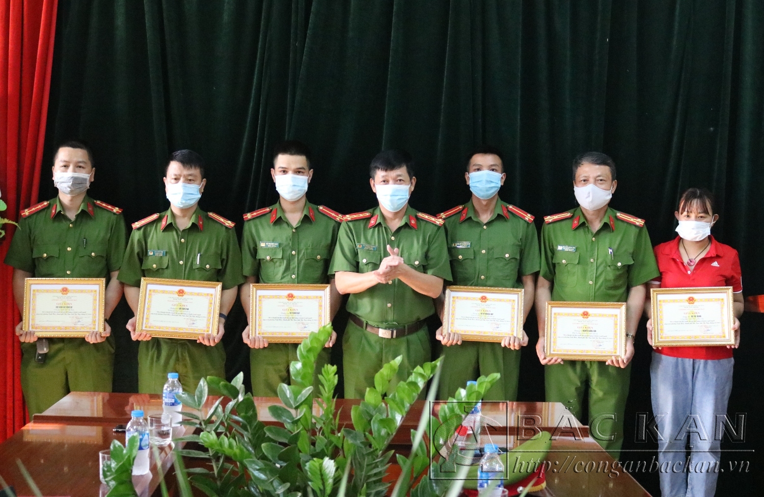 Đại tá Hà Trọng Trung - Phó Giám đốc Công an tỉnh trao giấy khen cho các tập thể, cá nhân