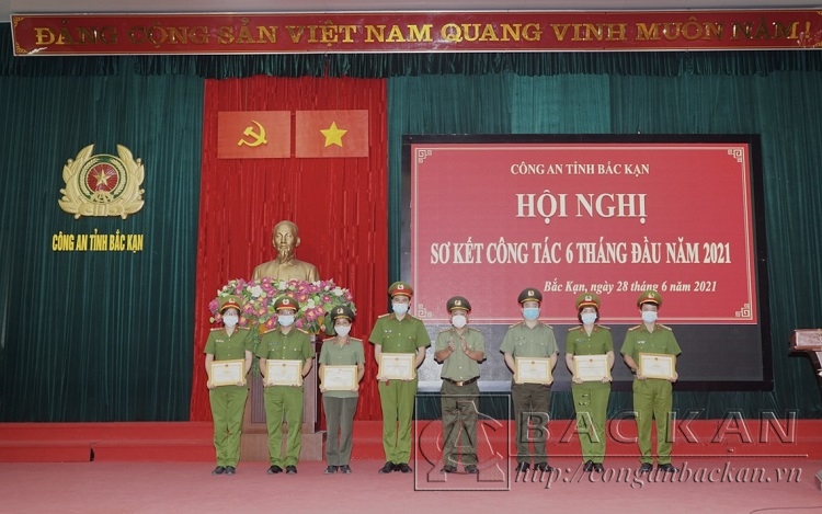 Đại tá Đinh Quang Huy, Phó Giám đốc Công an tỉnh trao giấy khen cho 7 tập thể có thành tích xuất sắc trong đảm bảo an ninh trật tự và thực hiện các nhiệm vụ công tác Công an