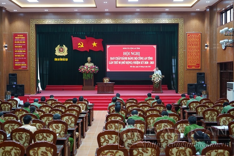 Đồng chí Nguyễn Long Hải, Chủ tịch UBND tỉnh phát biểu chỉ đạo hội nghị