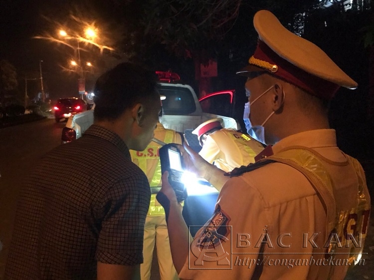 Phòng Cảnh sát giao thông tăng cường xử lý vi phạm nồng độ cồn trên địa bàn thành phố Bắc Kạn