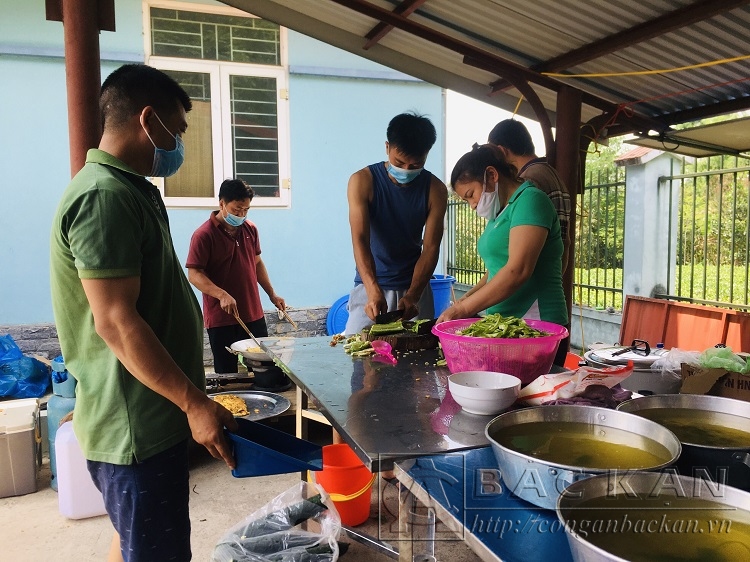Tổ nhà bếp chuẩn bị bữa ăn phục vụ công dân được cách ly tại huyện Chợ Mới
