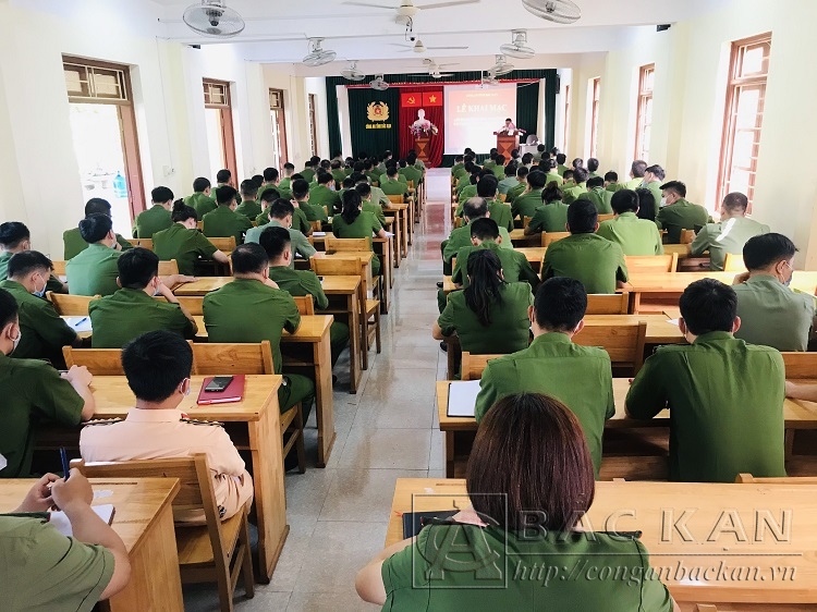 Đại tá Đinh Quang Huy  Phó Giám đốc Công an tỉnh phát biểu chỉ đạo lớp bồi dưỡng