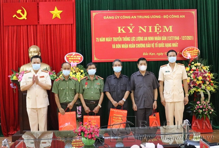 Đại tá Hà Văn Tuyên, Giám đốc Công an tỉnh tặng quà tri ân các đồng chí nguyên là lãnh đạo Công an tỉnh qua các thời kỳ