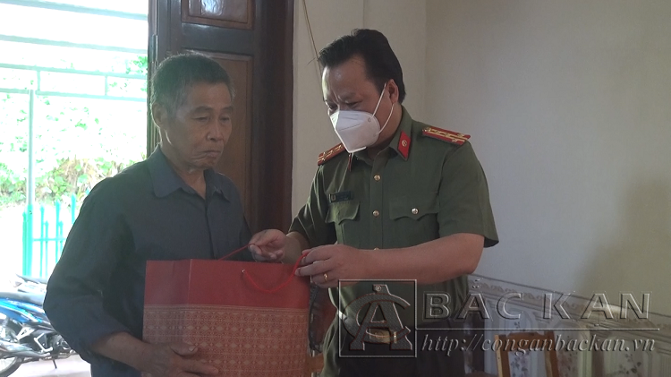 Đại tá Hà Văn Tuyên, Ủy viên BTV Tỉnh ủy, Giám đốc Công an tỉnh thăm, tặng quà ông Hoàng Văn Tỷ, thôn Nà Vài, xã Nghiên Loan