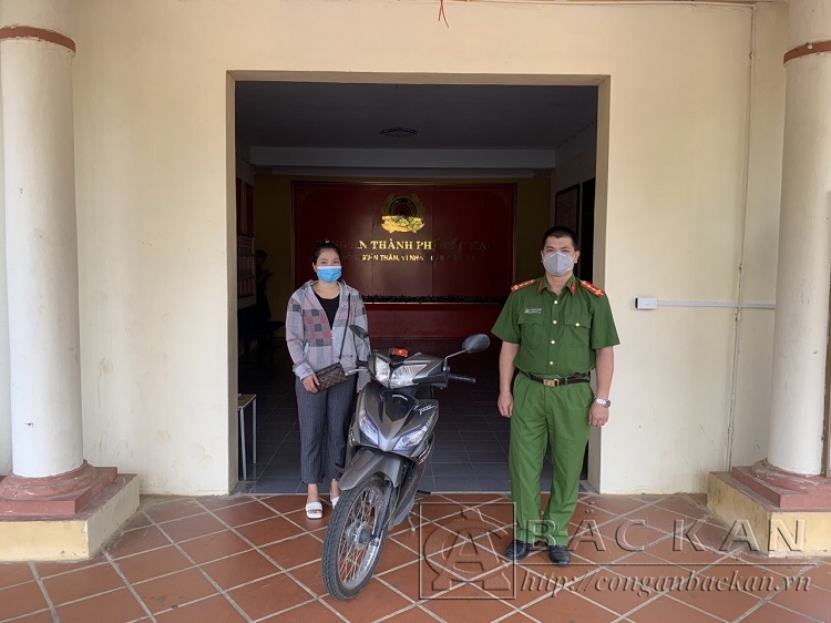Bà Nguyễn Thị Thu Thủy, Phường Đức Xuân, thành phố Bắc Kạn nhận lại tài sản bị mấy trộm ngày 3 6 2021