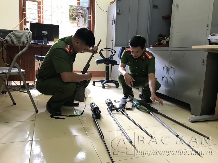 Công an xã Cao Sơn, huyện Bạch Thông thu hồi, vận động nhân dân giao nộp các loại súng săn