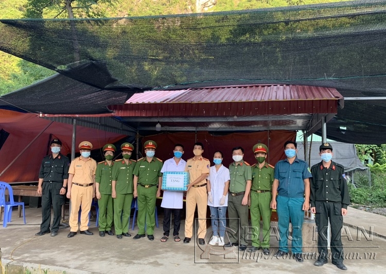 Đoàn tặng quà các lực lượng trực tại chốt kiểm soát dịch bệnh Covid 19 xã Quảng Chu, huyện Chợ Mới