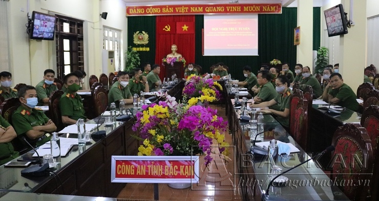 Đại tá Hà Văn Tuyên, UVBTV tỉnh ủy, Bí thư Đảng ủy, Giám đốc Công an tỉnh chủ trì hội nghị tại điểm cầu Bắc Kạn