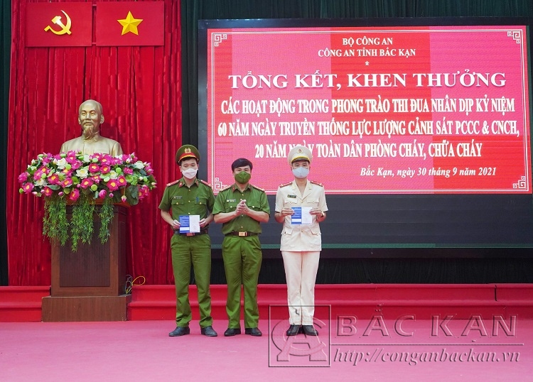 Đại tá Nguyễn Thanh Tuân trao sổ tiết kiệm cho 02 cán bộ Công an có hoàn cảnh khó khăn