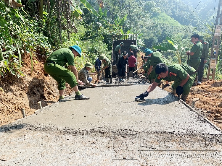 Công an tỉnh huy động hơn 60 cán bộ, chiến sĩ giúp nhân dân xây dựng đường nông thôn