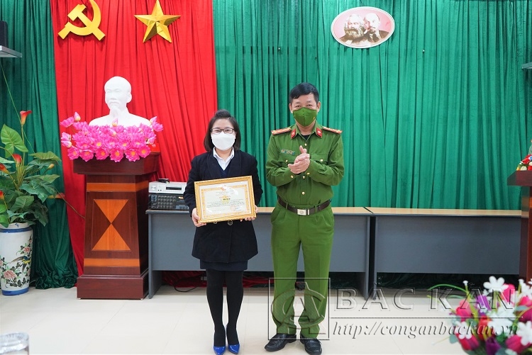 Đại tá Hà Trọng Trung – Phó Giám đốc Công an tỉnh trao giấy khen cho chị Nông Thị Lan