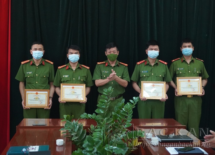 Đại tá Hà Trọng Trung – Phó Giám đốc Công an tỉnh trao Giấy khen cho tập thể, cá nhân Phòng Cảnh sát hình sự