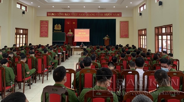 Đại tá Nguyễn Thanh Tuân, Phó Giám đốc Công an tỉnh phát biểu khai mạc lớp tập huấn