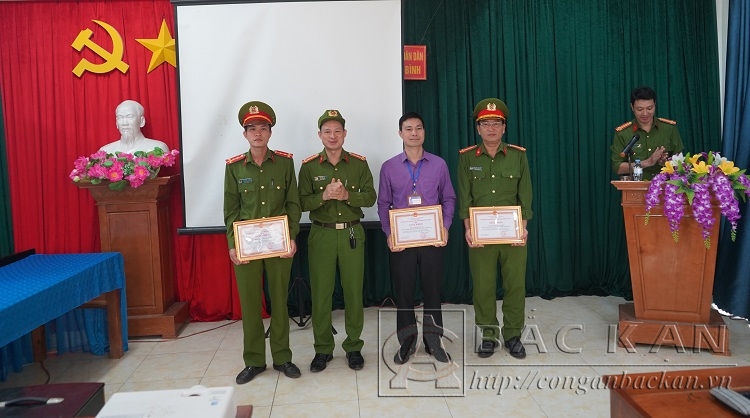 Thượng tá Hà Văn Tân Trưởng phòng Cảnh sát QLHC về TTXH Công an tỉnh trao giấy khen cho các tập thể, cá nhân