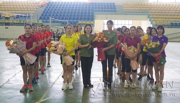 Trung tá Lâm Thị Thu Hiền   Chủ tịch Hội Phụ nữ Công an tỉnh Bắc Kạn tặng hoa các đội bóng