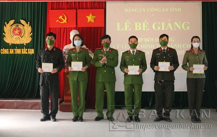Đại tá Hà Trọng Trung   Phó Bí thư Đảng ủy, Phó Giám đốc Công an tỉnh trao Chứng nhận cho các học viên tiêu biểu