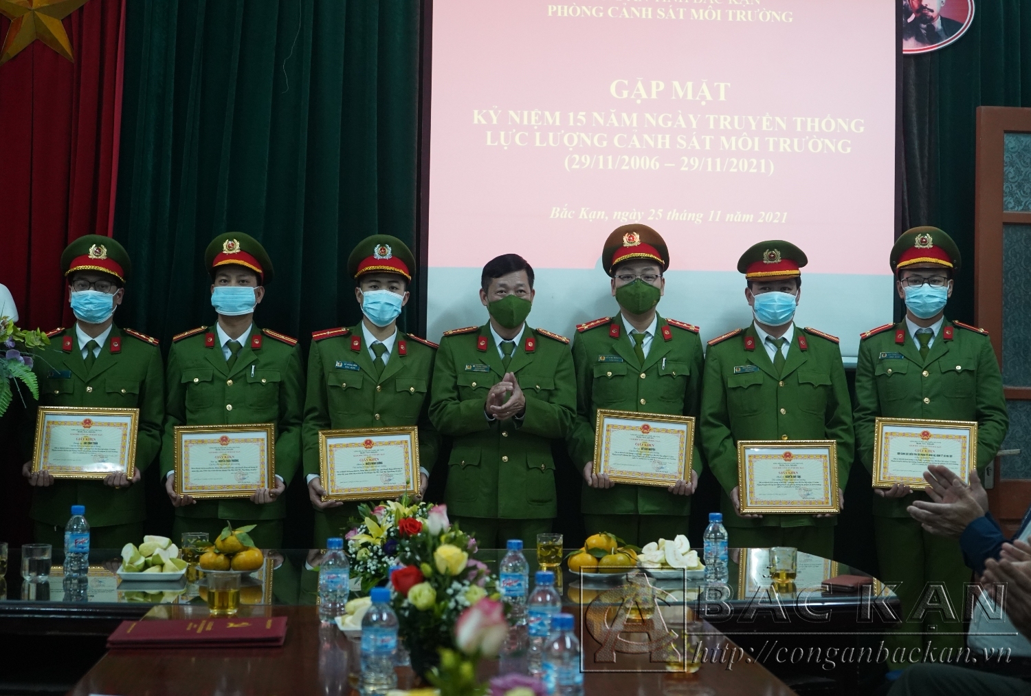 Đại tá Hà Trọng Trung   Phó Giám đốc Công an tỉnh tặng giấy khen cho các tập thể, cá nhân có thành tích trong thi đua kỷ niệm 15 năm Ngày truyền thống lực lượng Cảnh sát môi trường