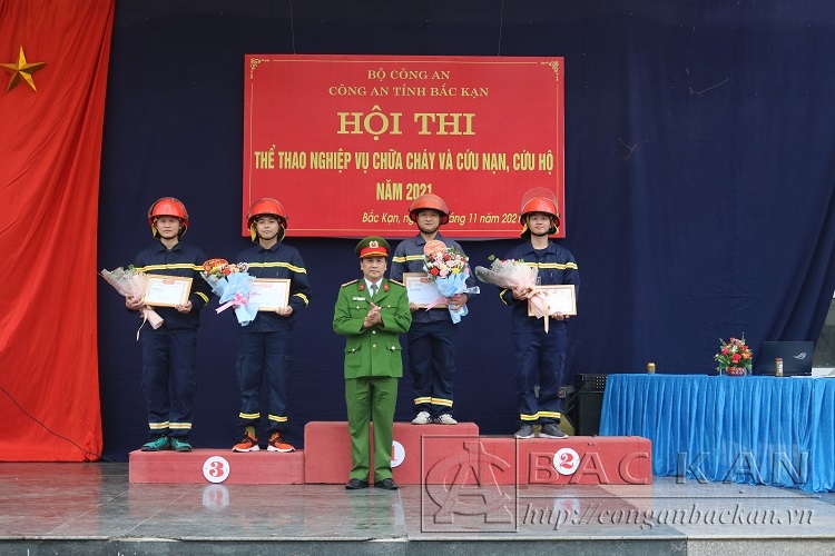 Đại tá Nguyễn Thanh Tuân, Phó Giám đốc Công an tỉnh trao giải cho các đội tuyển