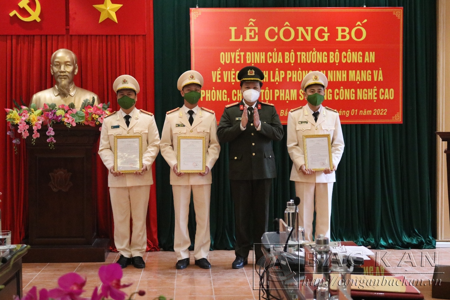 Đại tá Hà Văn Tuyên, Giám đốc Công an tỉnh trao các quyết định điều động, bổ nhiệm đối với tập thể lãnh đạo đơn vị mới