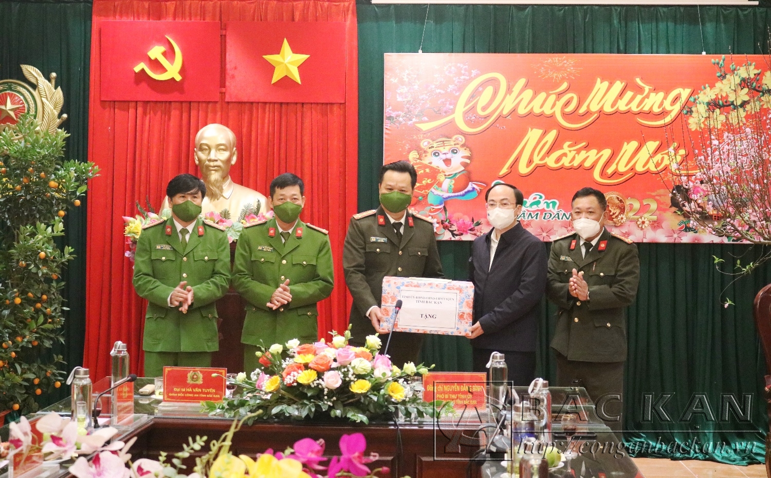 Đồng chí Nguyễn Đăng Bình, Phó Bí thư Tỉnh ủy, Chủ tịch UBND tỉnh tặng quà, chúc tết Công an tỉnh.
