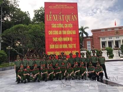 Trung uý La Văn Cư và Hoàng Văn Kỳ cùng đồng đội tại Lễ xuất quân