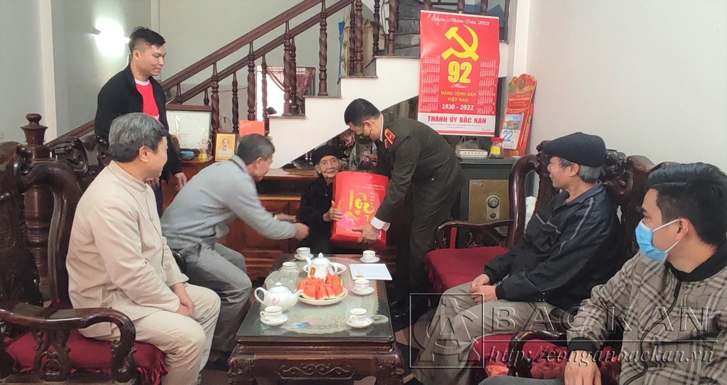 Đoàn Công tác cũng đến thăm, hỏi mẹ Việt Nam anh hùng Nguyễn Thị Bé tại Thành phố Bắc Kạn