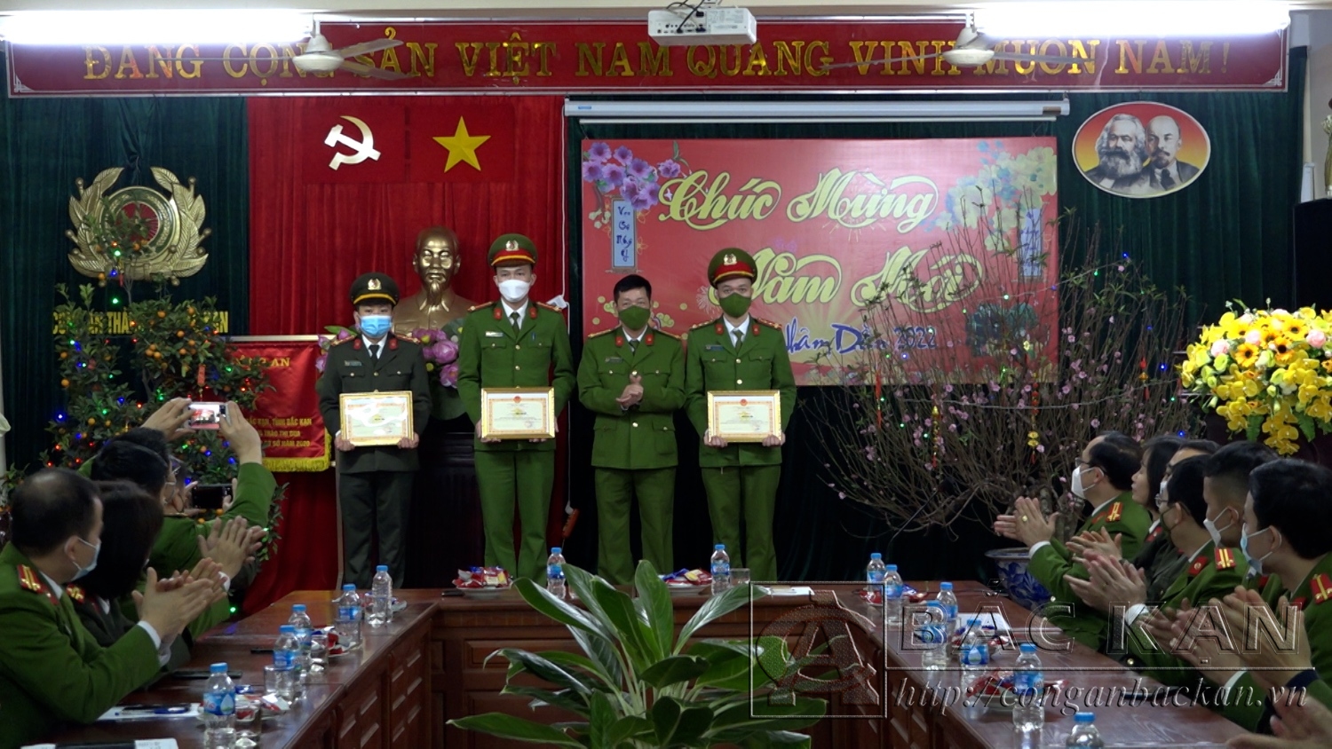 Đại tá Hà Trọng Trung trao giấy khen cho các cá nhân trong vụ triệt phá đường dây đánh bạc