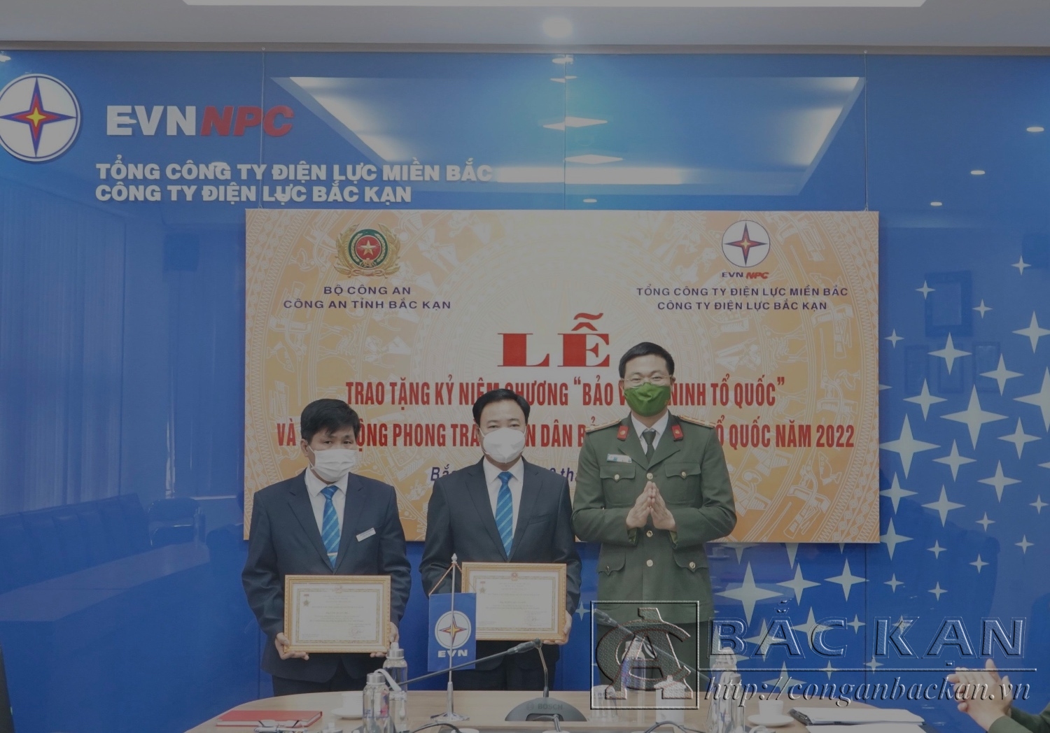 Đại tá Vũ Văn Quân trao kỷ niệm chương cho các cá nhân