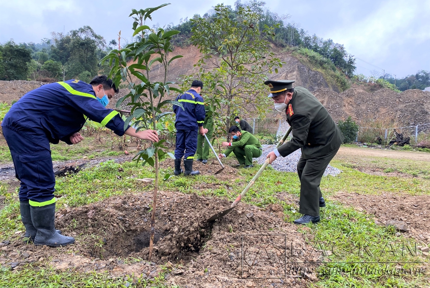 ?ai ta ?inh Quang Huy – Phó Giám đốc Công an tỉnh cùng ĐVTN trồng cây