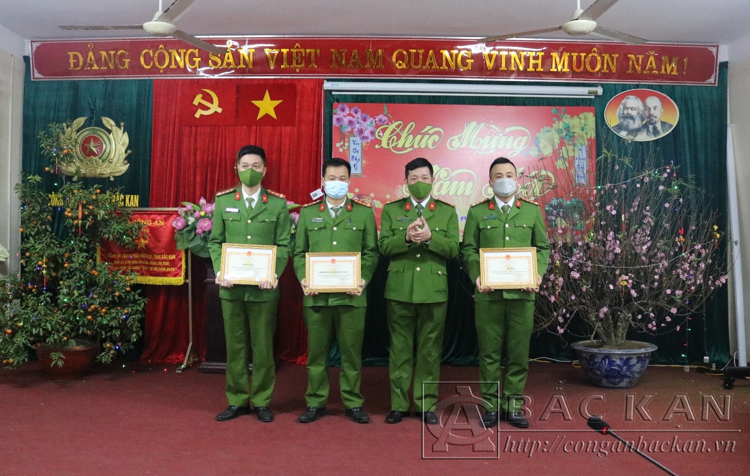  Đại tá Hà Trọng Trung, Phó Giám đốc Công an tỉnh trao thưởng đột xuất cho các tập thể, cá nhân.