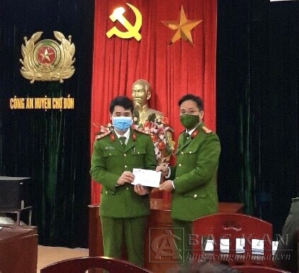 Thượng tá Trần Thanh Bình thưởng nóng Công an xã Nghĩa Tá