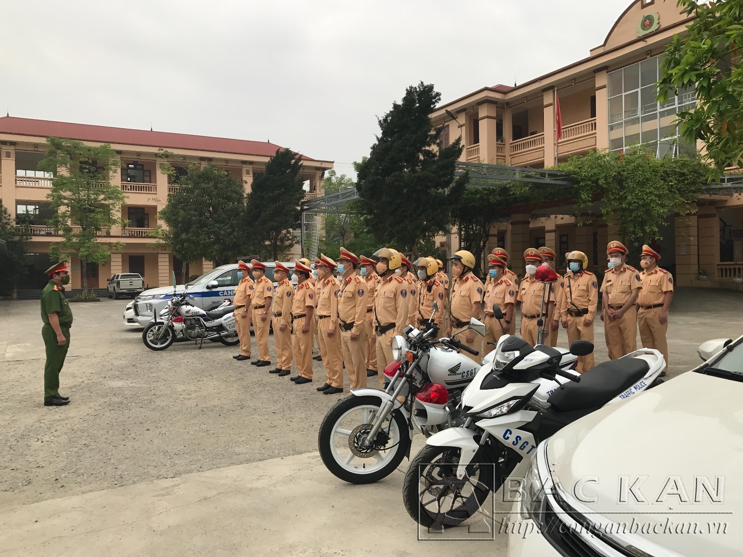 Đại tá Nguyễn Thanh Tuân, Phó Giám đốc Công an tỉnh giao nhiệm vụ cho lực lượng CSGT tại lễ ra quân cao điểm kiểm tra, kiểm soát an toàn giao thông