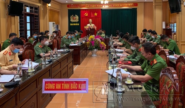 Đại tá Hà Văn Tuyên- Bí thư Đảng uỷ, Giám đốc Công an tỉnh chủ trì tại điểm cầu Bắc Kạn