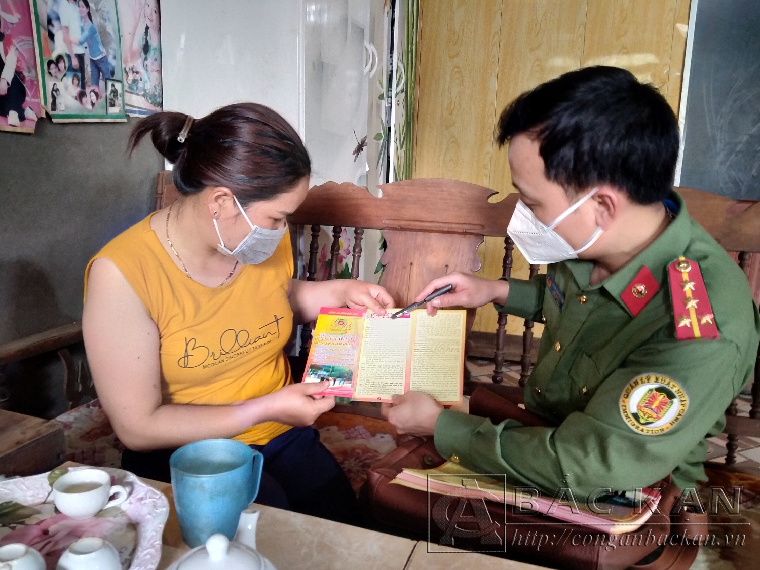 Cán bộ Phòng an ninh đối ngoại tuyên truyền cho người dân xã Nam Cường, huyện Chợ Đồn