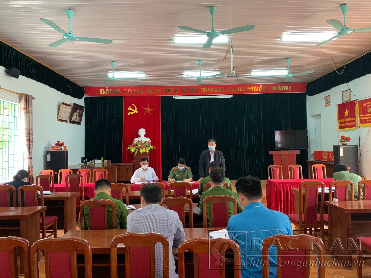 Đồng chí Tá Hữu Thăng, Bí thư Đảng uỷ xã Yên Thượng tiếp thu và giải trình các ý kiến của đoàn kiểm tra.