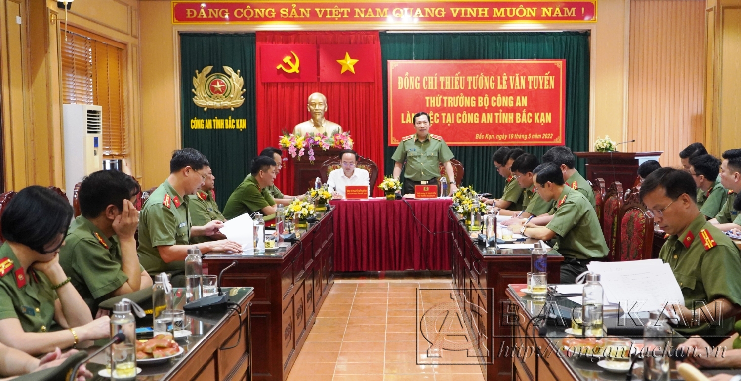 Thứ trưởng Lê Văn Tuyến và đoàn công tác Bộ Công an làm việc tại Công an tỉnh