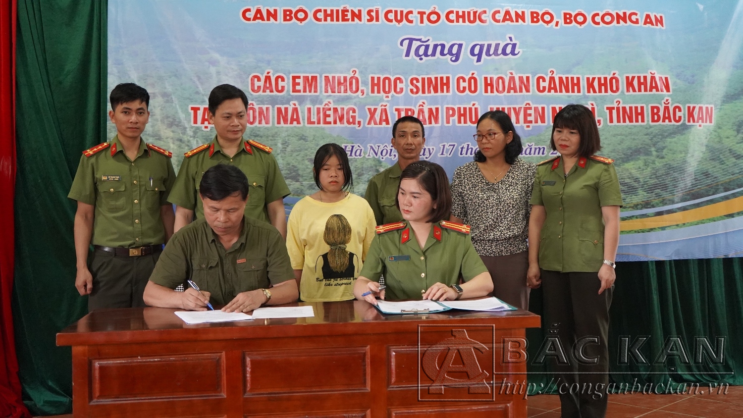 Các đơn vị ký kết nhận đỡ đầu em Nông Thị Hương Đào.