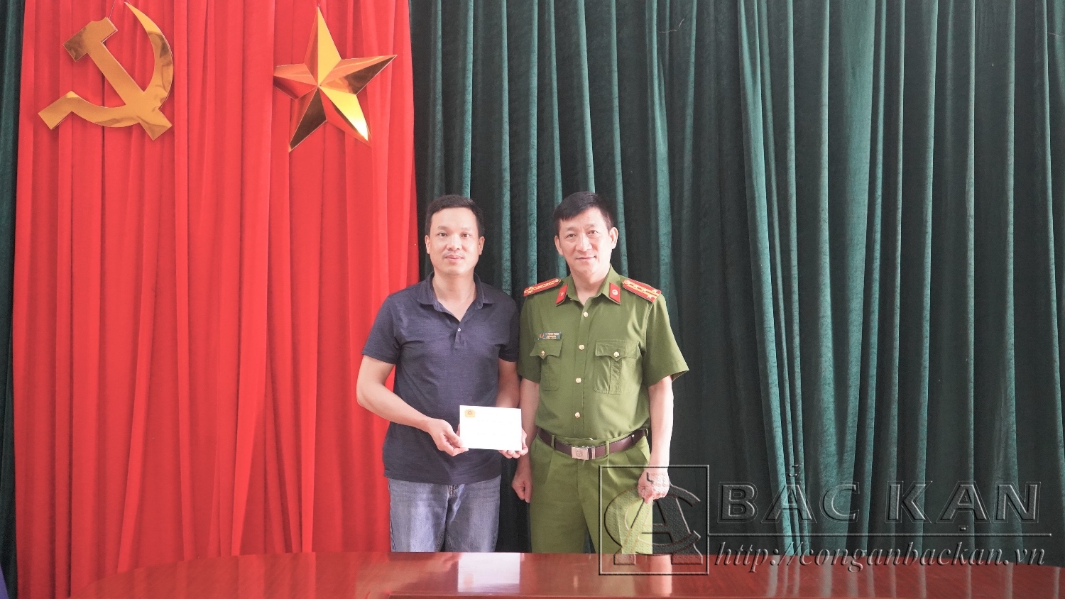 Đại tá Hà Trọng Trung thưởng nóng CBCS tham gia phá án