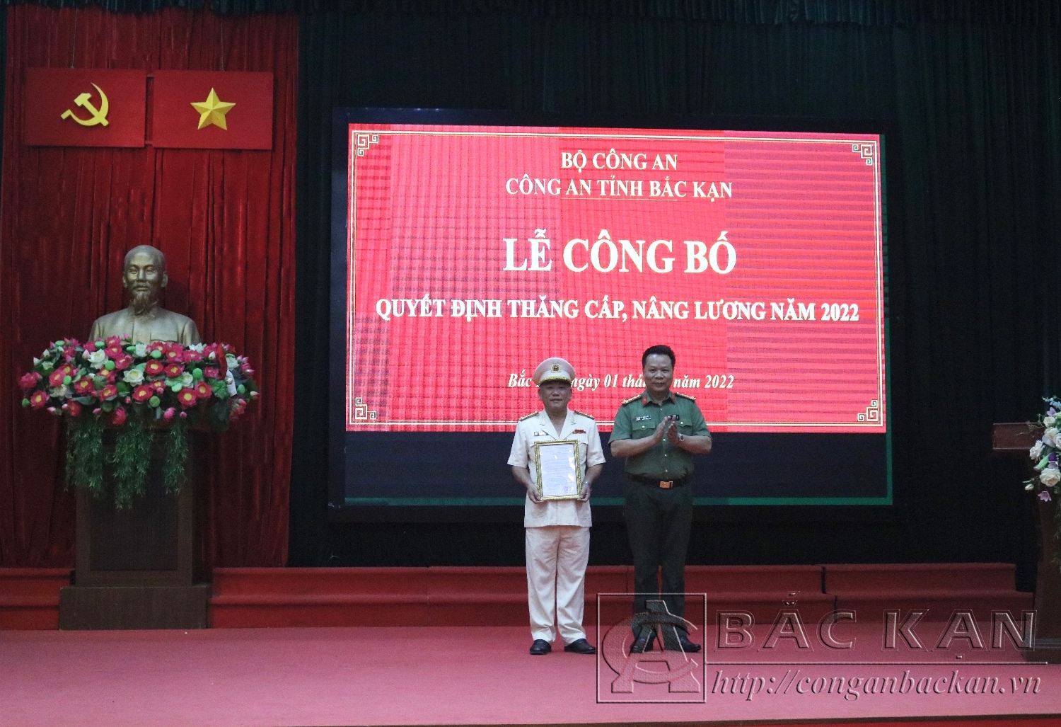 Đại tá Hà Văn Tuyên trao Quyết định nâng lương của Bộ Công an cho Đại tá Đinh Quang Huy, Phó Giám đốc Công an tỉnh