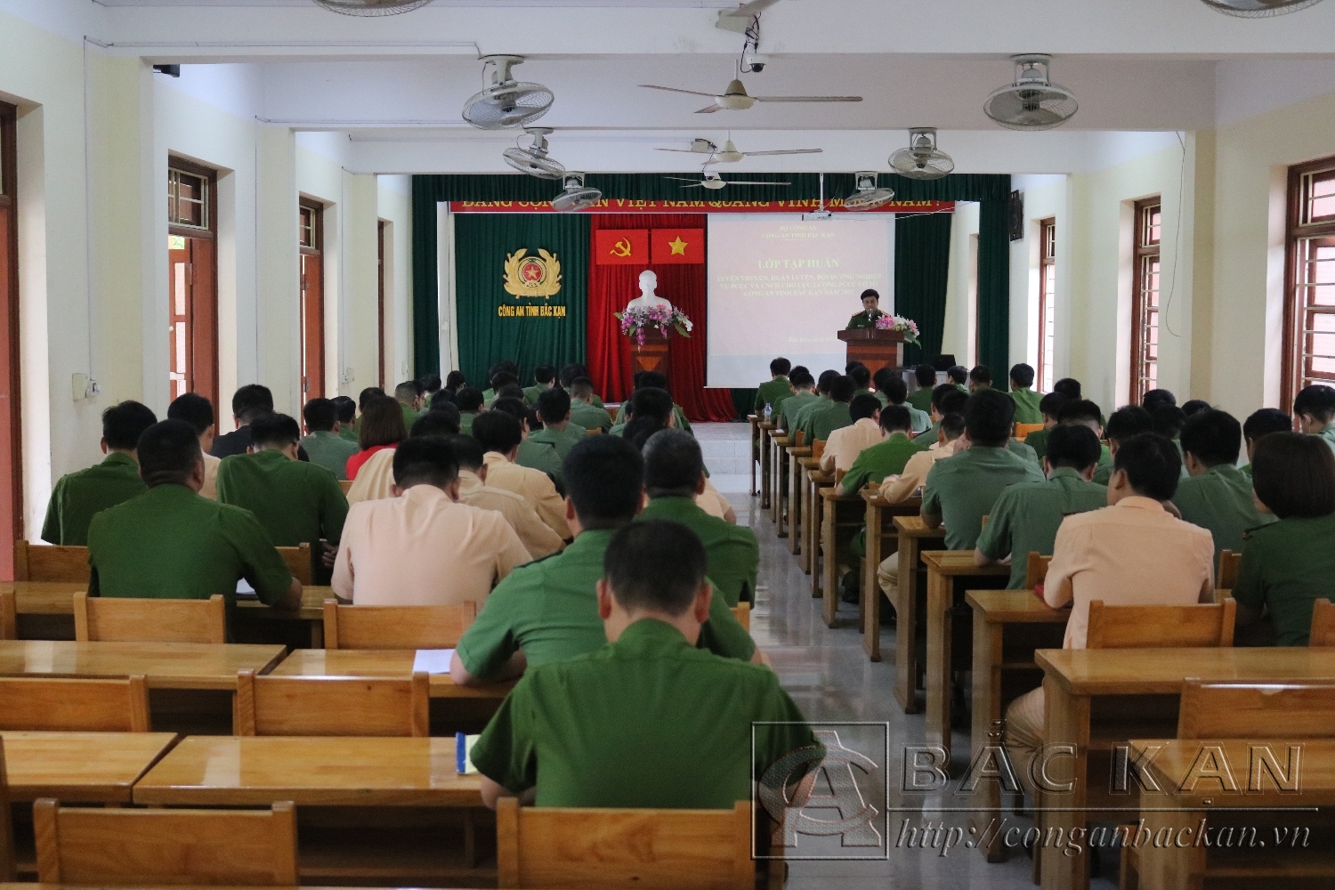 Đại tá Nguyễn Thanh Tuân, Phó Giám đốc Công an tỉnh phát biểu khai mạc lớp tập huấn.