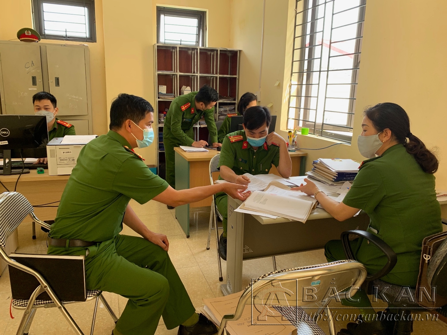 Công an tỉnh kiểm tra tiến độ thực hiện Đề án 06 tại Công an thị trấn Phủ Thông, huyện Bạch Thông