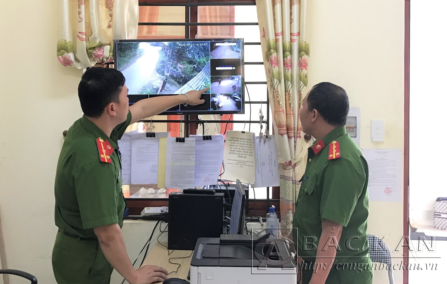Lực lượng Công an xã chủ động tham mưu lắp đặt hệ thống camera an ninh tại các vị trí xung yếu, quan trọng trên địa bàn phục vụ công tác đảm bảo ANTT.  