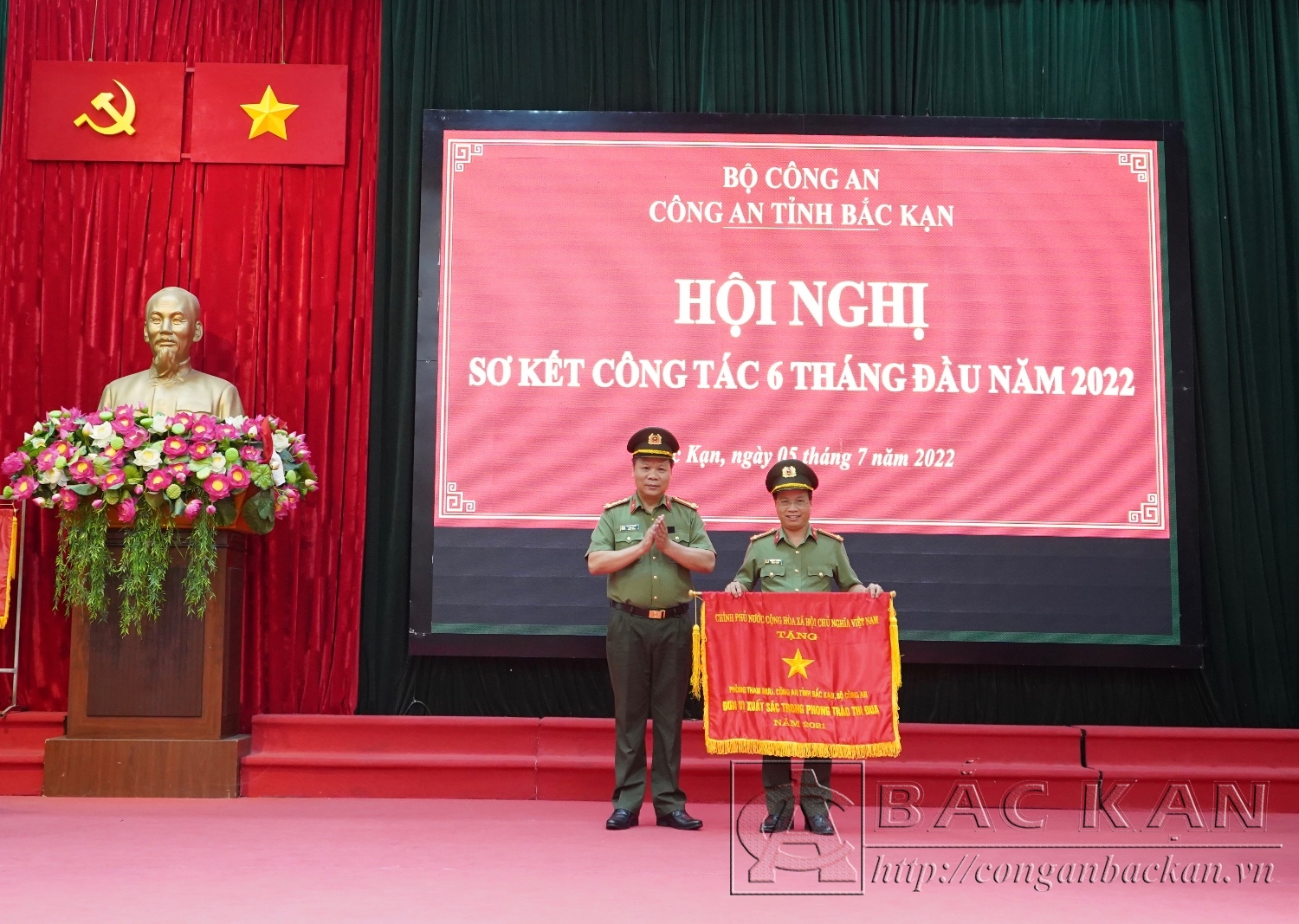 Đại tá Hà Văn Tuyên, Giám đốc Công an tỉnh trao Cờ thi đua của Chính Phủ cho Phòng Tham mưu Công an tỉnh