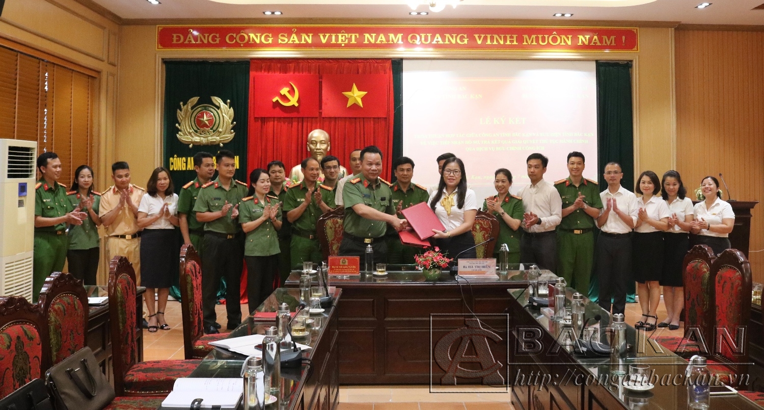 Đại tá Hà Văn Tuyên, Giám đốc Công an tỉnh và Bà Hà Thị Hiền, Giám đốc Bưu điện tỉnh ký thoả thuận hợp tác