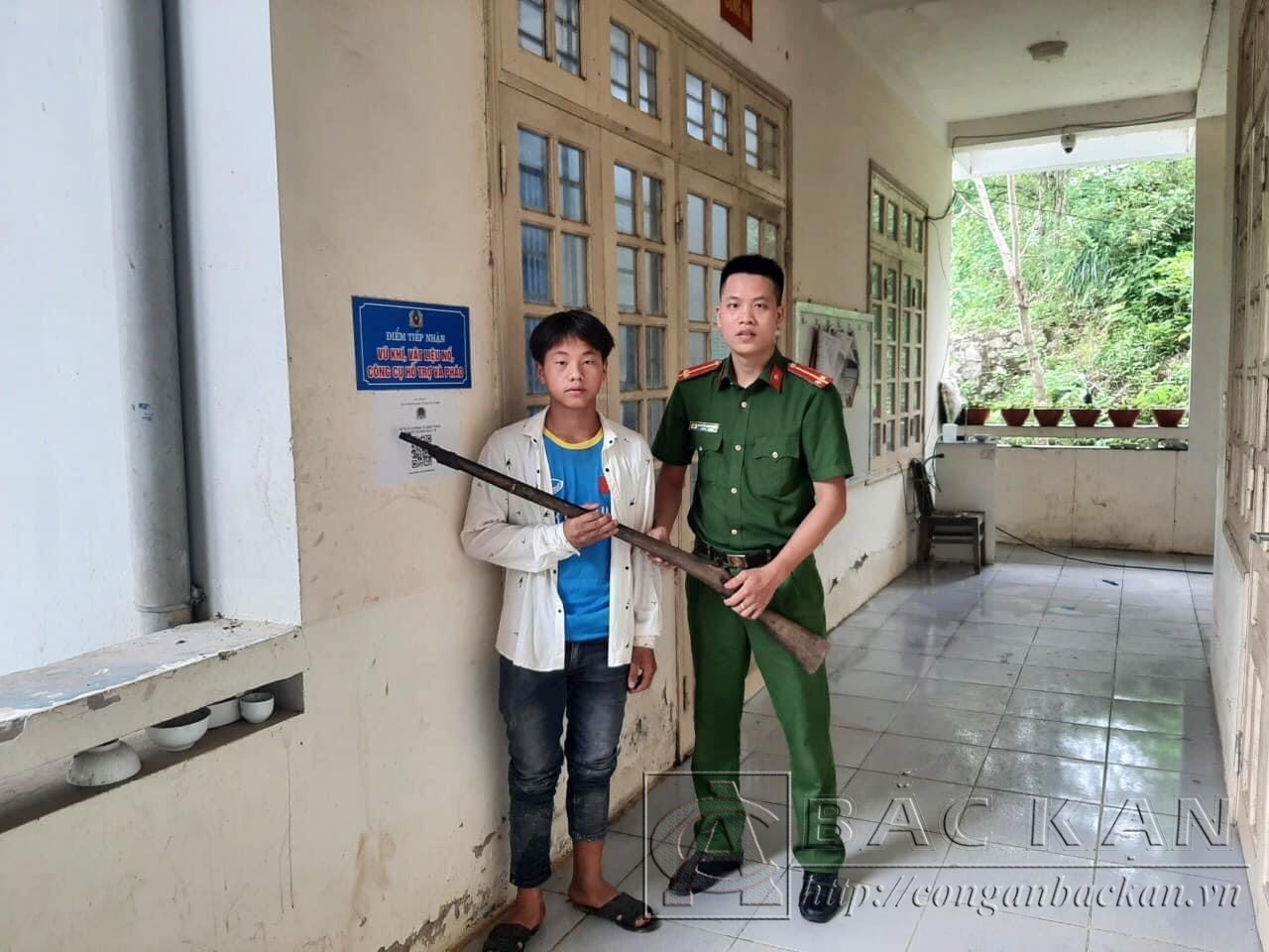 Người dân xã Nhạn Môn, huyện Pác Nặm đến giao nộp súng tại Công an xã
