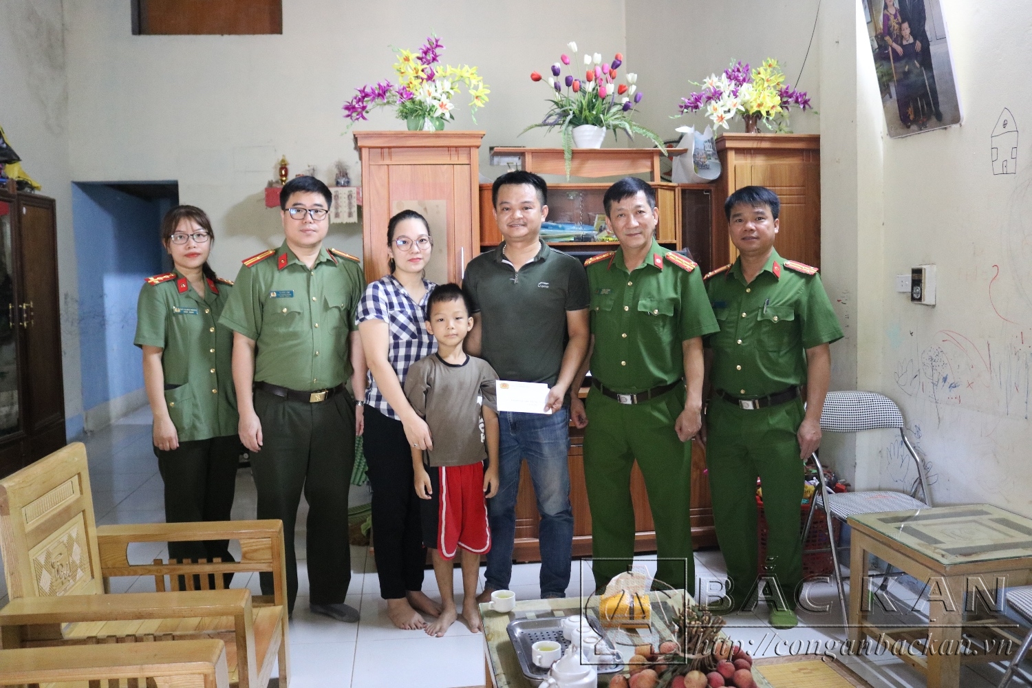 Đại tá Hà Trọng Trung, Phó Bí thư Đảng uỷ, Phó Giám đốc Công an tỉnh thăm gia đình đồng chí Hà Nhân Thái, Phòng Cảnh sát hình sự.