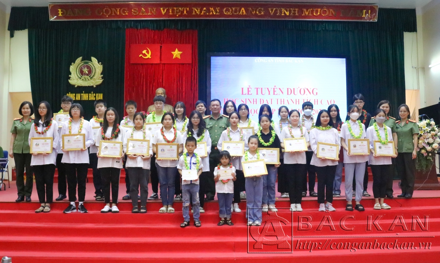 Đại tá Đinh Quang Huy, Phó Giám đốc Công an tỉnh tuyên dương, trao thưởng cho các cháu đạt thành tích cao trong các kỳ thi.  