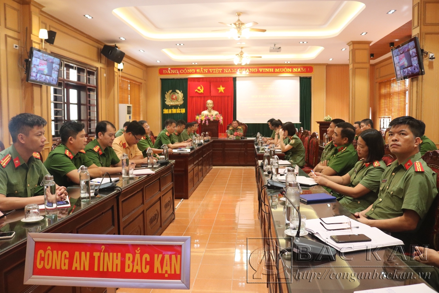 Đại tá Đinh Quang Huy, Phó Giám đốc Công an tỉnh chủ trì tại điểm cầu Công an tỉnh Bắc Kạn.