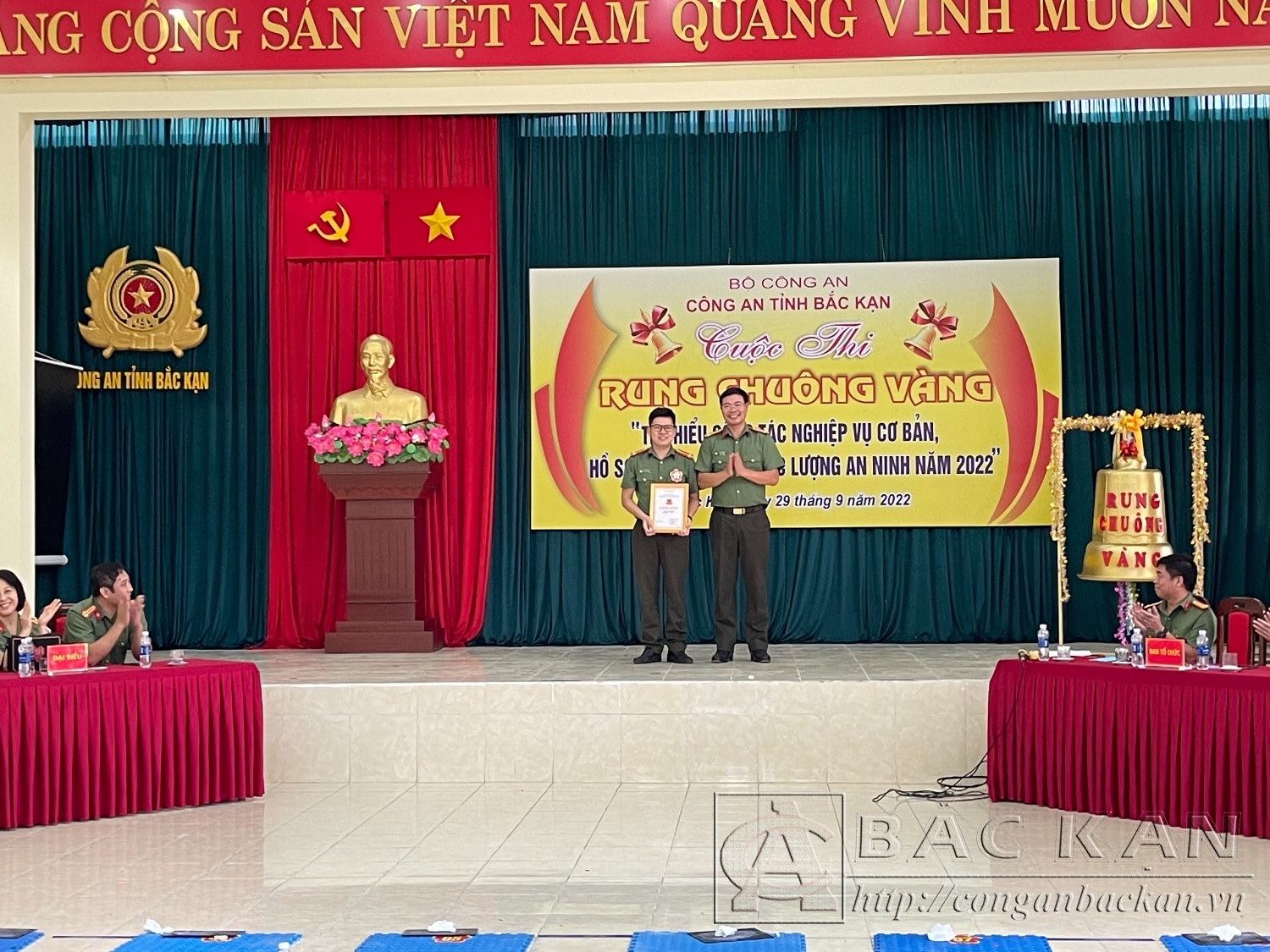 ?ai ta Vu Van Quan Pho Giam đốc Công an tỉnh, Truong Ban To chuc Cuoc th i trao giai Nhi cho thí sinh Mã Hoàng Huy